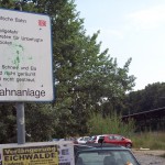 Bahnanlage Eichwalde Knöllchenfalle: Kein Parklplatz ist die gepflasterte Fläche am S-Bahnhof Eichwalde.
