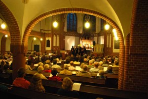 Voll besetzte Kirchenbänke beim Chorkonzert des Harmonious Ensemble aus Soweto, Südafrika. (Foto: Burkhard Fritz)