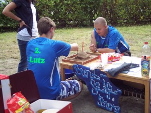 Jugendliche am Aktionsstand des Horts Buntstifte. (Foto: jl)