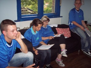 Jugendliche erraten beim Fernsehquiz anhand von Standbildern bekannte Fernsehserien. (Foto: jl)