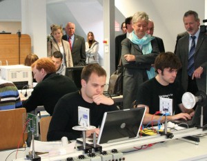 Studenten zeigten Anita Tack, Ministerin für Umwelt, Gesundheit und Verbraucherschutz, ihre Arbeit im Labor für Regenerative Energietechnik. (Foto: Bernd Schlütter)