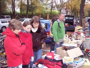 Auf dem Trödelmarkt an der evangelischen Kirche (Foto: jl)