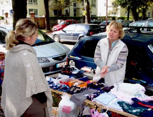 Gebrauchte aber gut erhaltene Kinderschuhe und Kinderkleidung helfen, die Familienkasse zu schonen (Foto: jl)