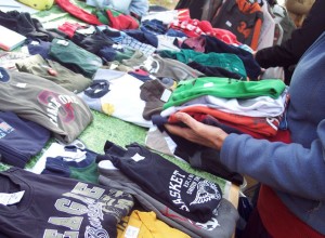 Jede Menge Kinder-Pullover in vielen Größen werden in größerer Stückzahl gekauft. (Foto: jl)