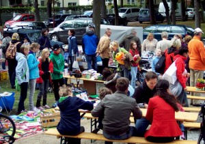 Der Platz vor der Kirche ist bei Trödelhändlern besonders beliebt. (Foto: jl)