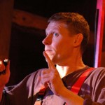 Henrik Rosenquist Andersen spielt Das Feuerzeug. (Foto: Andersens Koffer Theater)