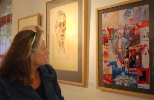 Irena Leutheuser, Tochter Wasielewskis, betrachtet die Werke ihres Vaters.