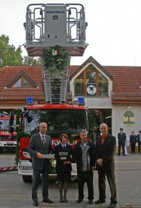 Das neue Hubrettungsfahrzeug der Freiwilligen Feuerwehr Eichwalde wurde in Dienst gestellt. Von links nach rechts: Stefan Wachsmuth, Daimler AG; Wehrführerin Elke Thoms; Bürgermeister Bernd Speer; Jörg Schmidt, G.B.S. (Foto: Oliver Hein)