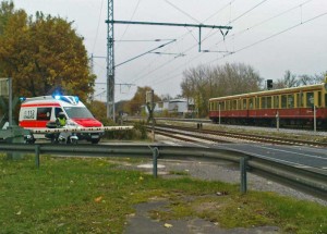 Rettungseinsatz mit Haltepause. Minutenlang mussten die Rettungssanitäter an der geschlossenen Schranke warten. (Foto: Peter Sprenger)