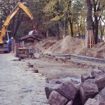 Bauarbeiten an der neuen Druckwasserleitung in der Stubenrauchstraße an der Evangelischen Kirche in Eichwalde. (Foto: jl) Bauarbeiten an der neuen Druckwasserleitung in der Stubenrauchstraße an der Evangelischen Kirche in Eichwalde. (Foto: jl)