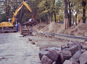 Bauarbeiten an der neuen Druckwasserleitung in der Stubenrauchstraße an der Evangelischen Kirche in Eichwalde. (Foto: jl)
