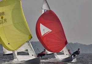 Flying Dutchman in rauschender Fahrt auf dem Müggelsee beim 60. Nebelpokal des Yacht Club Berlin Grünau e.V. (Foto: Ralph Linow, www.saralin.de)