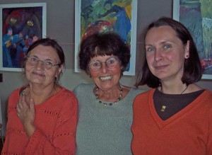 Sabine Fiedler (links), Sigrun Pfitzenreuter (mitte) und Ute Weckend (rechts) zeigten eine Auswahl ihrer Gemälde, Lithografien, Radierungen, und Zeichnungen in der Bibliothek in Zeuthen-Miersdorf. (Foto: jl)