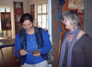 Gisela Gräning im Gespräch mit einer Kunst-Interessierten. (Foto: jl)