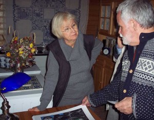 Hans der Fährmann zeigt einer Kunst-Interessierten seine Grafiken. (Foto: jl)