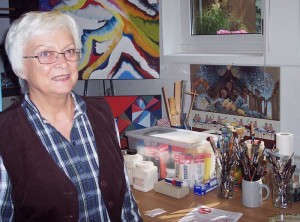 Helga Reimann präsentiert ihre Gemälde in ihrem Keller-Atelier. (Foto: jl)