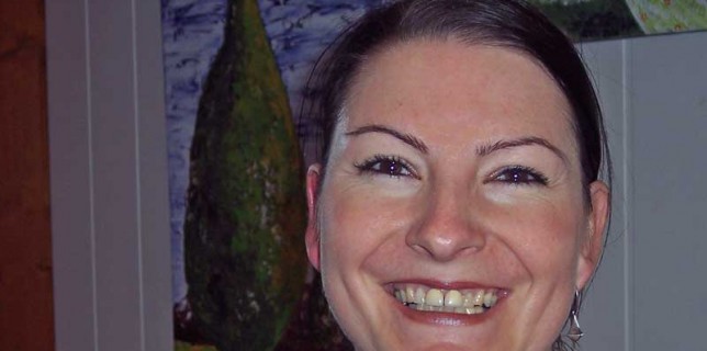 Kerstin Hemmerling zeigte die Werke ihrer Schülerinnen und Schüler, aber auch eigene Gemälde. (Foto: jl)