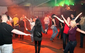 Ausgelassene Stimmung beim Oktoberfest 2009 der TH Wildau. (Foto: Bernd Schlütter)