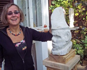 Ursula Bolle stellt die meisten Exponate im Garten aus. (Foto: jl)