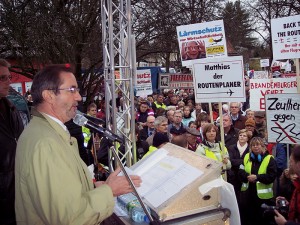 Brandenburgs Ministerpräsident Platzeck spricht zu den Protestierenden. (Foto: jl)