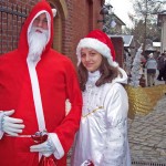 Eine Attraktion war der Weihnachtsmann mit Engel. (Foto: jl)