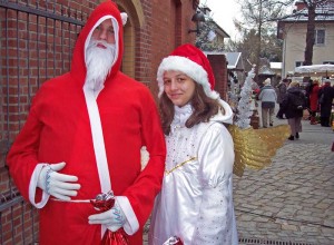 Eine Attraktion für Kinder war im vergangenen Jahr der Weihnachtsmann mit Engel. (Foto: jl)