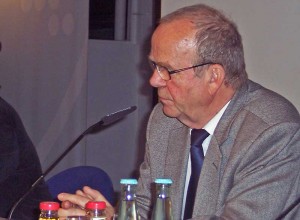 Bernd Habermann, bei der Informationsveranstaltung am 8. November 2010 in Schönefeld, anlässlich der Sitzung der Fluglärmkommission. (Foto: jl)