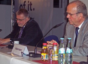 Staatssekretär Rainer Bretschneider (links) und Bernd Habermann, Vorsitzender der Fluglärmkommission (rechts). (Foto: jl)