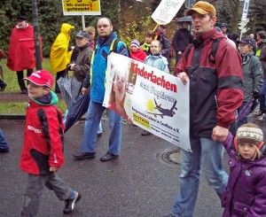 Viele Familien demonstrierten kürzlich gegen den drohenden Fluglärm über Eichwalde und Zeuthen. (Foto: jl)