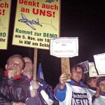 Mit Plakaten protestieren Bürgerinnen und Bürger aus Umlandgemeinden und Berlin gegen die geplanten Flugrouten. (Foto: jl) Mit Plakaten protestieren Bürgerinnen und Bürger aus Umlandgemeinden und Berlin gegen die geplanten Flugrouten. (Foto: jl)