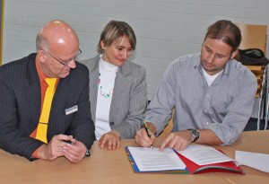 Landrat Stephan Loge (links), Zeuthens Bürgermeisterin Beate Burgschweiger und Schulleiter Thomas Drescher unterzeichneten den Kooperationsvertrag. (Foto: Heidrun Schaaf, LDS)
