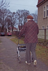 Einfache Hilfsmittel wie ein Rollator erhalten die Mobilität im Alter. (Foto: jl)