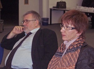 Rainer Bretschneider (li.), Kathrin Schneider (re.) (Foto: jl) Rainer Bretschneider, Staatssekretär des Landes Brandenburg (li.) und Kathrin Schneider (re.) berichteten über die Sitzung der Fluglärmkommission. (Foto: jl)