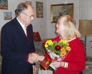 Bärbel Schmidt, SPD-Ortsvereinsvorsitzende, gratulierte Helmut Munkow. Er wurde am vergangenen Mittwoch 80 Jahre alt. Geburtstag. (Foto: SPD-Eichwalde)