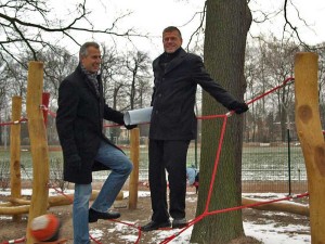 Bürgermeister Bernd Speer (rechts) testete zusammen mit dem Schulzendorfer Amtskollegen Markus Mücke die Festigkeit der Kletterseile. (Foto: Peter Springer)