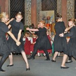 Kinder tanzten in der Patronatskirche im Rahmen der Kinderweihnacht. (Foto: Herbert Burmeister)