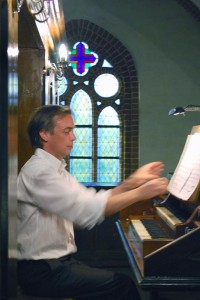 Peter Aumeier an der Orgel, hier in der Klosterkirche Neuzelle. (Foto: Burkhard Fritz)