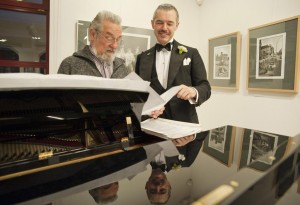 Henry de Winter (rechts), begleitet von Jürgen Pfeiffer am Piano. (Foto: Rolf Zöllner)