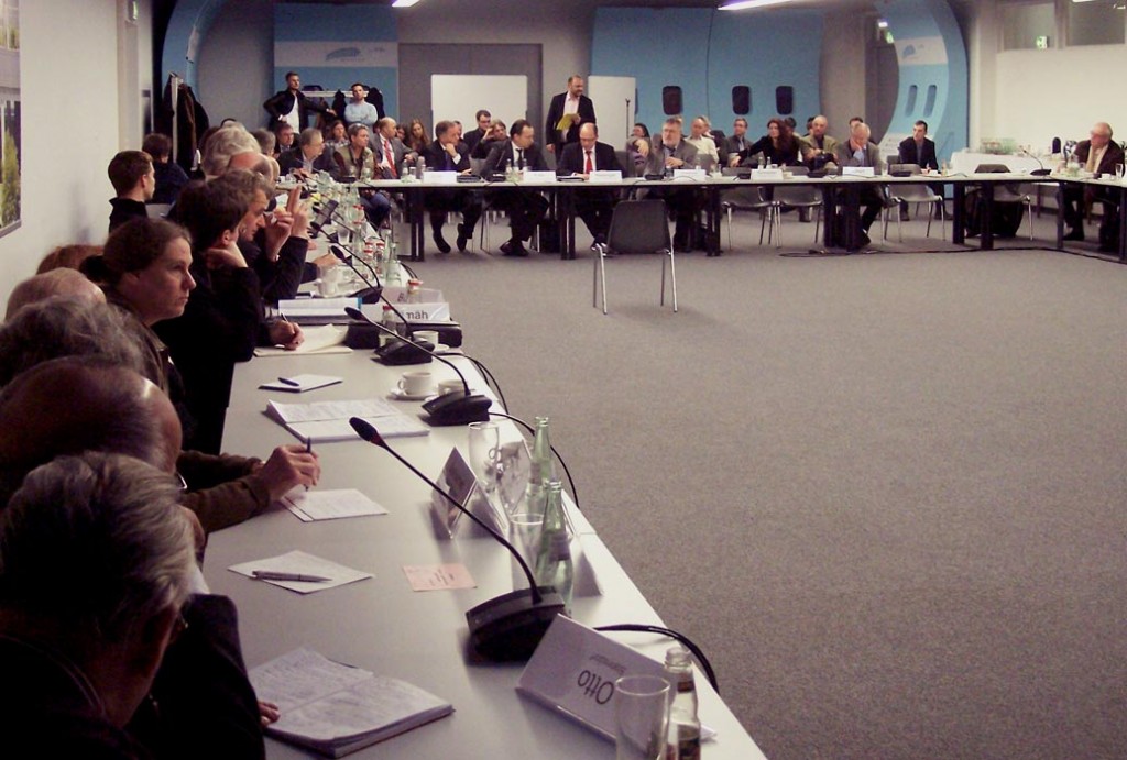 Vertreter von Bürgerinitiativen und Medien informierten sich gestern über Verhandlungen der Fluglärmkommission. (Foto: Jörg Levermann)