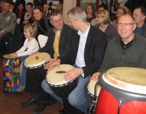 Auch die Bürgermeister von Schulzendorf und Eichwalde, Markus Mücke (Mitte) Bernd Speer (links) und Frank Freese, Schulleiter der Grundschule Schulzendorf versuchten sich an den Djemben. (Foto: Barbara Winter)