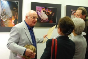 Frank Müller erklärt Ausstellungsbesuchern wie die Fotos in Ägypten entstanden. (Foto: Burkhard Fritz)