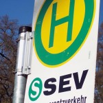 Bushalte des Schienenersatzverkehrs in der Eichwalder August-Bebel-Allee. (Foto: Jörg Levermann) Bushalte des Schienenersatzverkehrs in der Eichwalder August-Bebel-Allee. (Foto: Jörg Levermann)