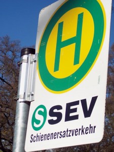 Bushaltestelle des Schienenersatzverkehrs in der Eichwalder August-Bebel-Allee. (Foto: Jörg Levermann)
