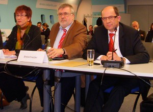 Kathrin Schneider, Vorsitzende der Fluglärmkommission (links), Rainer Bretschneider, Staatssekretär des Infrastrukturministeriums des Landes Brandenburg und Hans Niebergall (rechts), Leiter der Deutschen Flugsicherung Berlin. (Foto: Jörg Levermann)