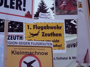 Protestschilder bei der Kundgebung gegen neue Flugrouten am 23. Januar 2011. (Foto: Jörg Levermann) Protestschilder bei der Kundgebung gegen neue Flugrouten am 23. Januar 2011. (Foto: Jörg Levermann)
