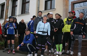 Ultra-Läufer machten einen Zwischenstopp am Rathaus in Eichwalde. (Foto: Jörg Levermann)