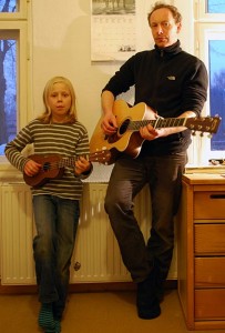 Der elfjährige Anton Brandt spielt zusammen mit seinem Vater Stephan auf dem Benefiz-Konzert. (Foto: Burkhard Fritz)