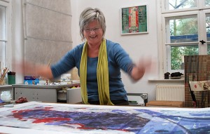 Gisela Gräning in ihrer Werkstatt. Sie zeigt ihre Bilder in der Alten Feuerwache. (Foto: Burkhard Fritz)