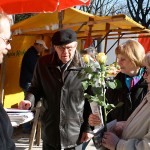 Andreas Dittler-Klingemann (li.), SPD-Fraktionsvorsitzender und Helmut Munkow (Mitte), 1989 Initiator und Gründungsmitglied des Eichwalder SPD Ortsvereins, schenkten Marktbesucherinnen Rosen zum Internationalen Frauentag. (Foto: Jörg Levermann) Andreas Dittler-Klingemann (li.), SPD-Fraktionsvorsitzender und Helmut Munkow (Mitte), 1989 Initiator und Gründungsmitglied des Eichwalder SPD Ortsvereins, schenkten Marktbesucherinnen Rosen zum Internationalen Frauentag. (Foto: Jörg Levermann)