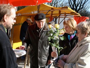 Andreas Dittler-Klingemann (li.), SPD-Fraktionsvorsitzender und Helmut Munkow (Mitte), 1989 Initiator und Gründungsmitglied des Eichwalder SPD Ortsvereins, schenkten Marktbesucherinnen Rosen zum Internationalen Frauentag. (Foto: Jörg Levermann)